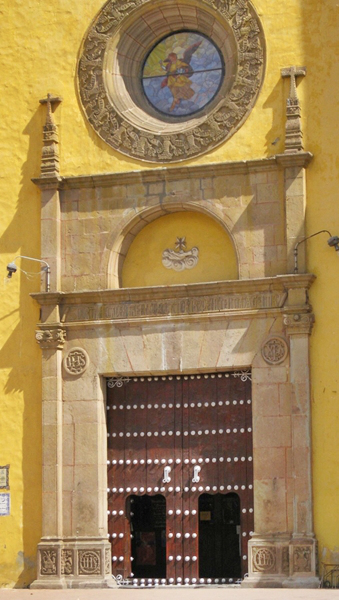 Zoom de la fachada principal con la puerta de entrada