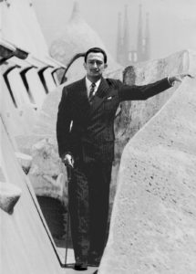 Dalí en la azotea de La Pedrera en 1951. Foto Ricard Sans.