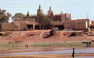 El edificio debía insertarse entre una hermosa mezquita antigua de barro y el río Níger.