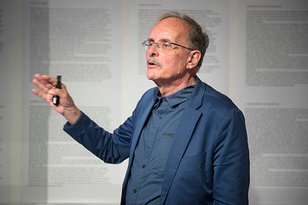 Tim Benton, hablando en el Centro de Estudios y Documentación de Villa Müller en Praga. Foto Els Zweerink
