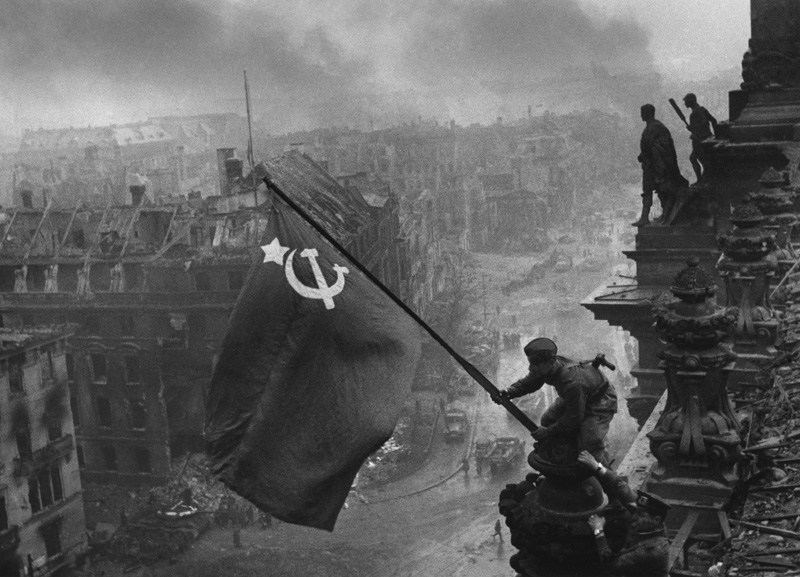 Fotografía original.
Los funcionarios soviéticos, mandaron al fotógrafo Khaldei volar desde Moscú a Berlín con el fin de tomar una foto que simbolizara la victoria soviética sobre Alemania. Khaldei tomó una bandera soviética con él en su equipaje, la que aparece en la fotografía.