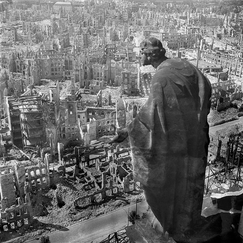 Dresde. Arquitectura y desarrollo urbano. Las ruinas de Dresde en 1945, completamente arrasada por los bombardeos Aliados. Mirando al sur desde la torre del ayuntamiento (Rathaus). Estatua Güte (El bien o la bondad) de August Schreitmüller (1908-1910)