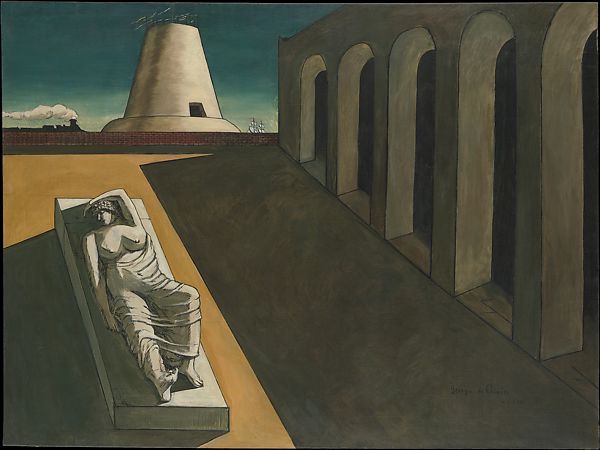 Una estatua de una Ariadna dormida  en el primer plano de esta imagen de una plaza pública desolada, representada en las distintivas formas simples y amplias de De Chirico. 