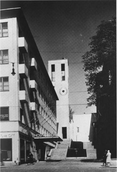 Hotel Hospits Betel - La masa compacta del hotel contrasta con el edificio Atrium al otro lado de la escalinata. La torre define el espacio y remarca su carácter urbano.