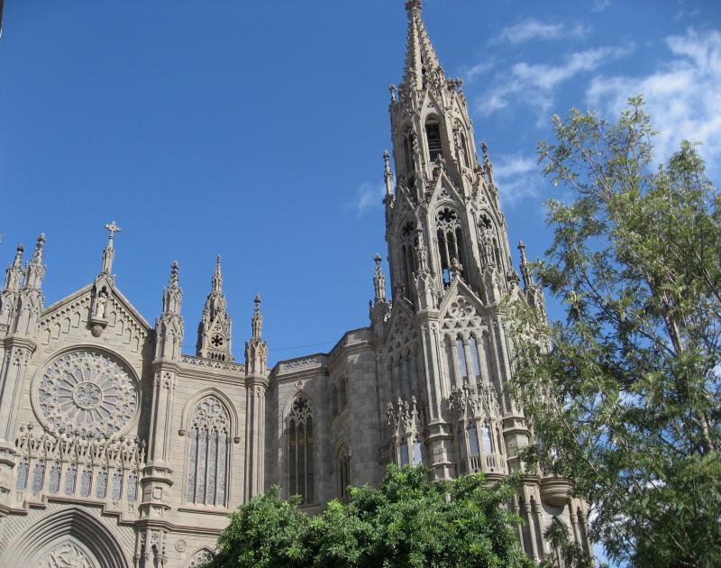 Vista parcial de l fachada y torre de la iglesia