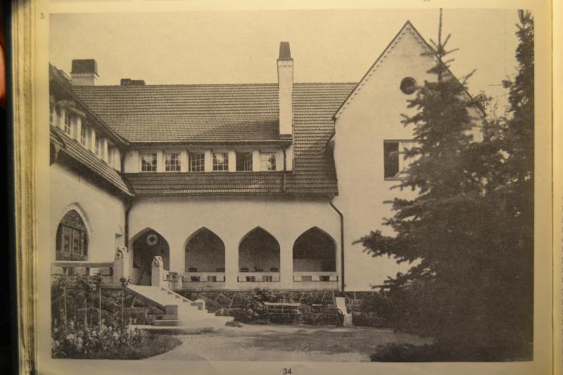 Exterior de la vivienda. La "loggia" que da acceso a la cocina y al comedor es influencia del estilo "jugendstil" alemán.
