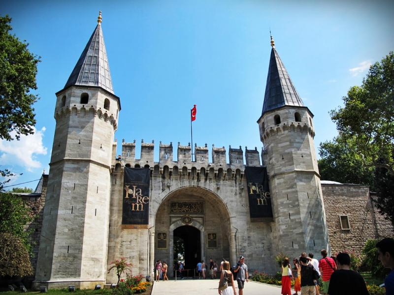 Puerta del saludo: Acceso al palacio