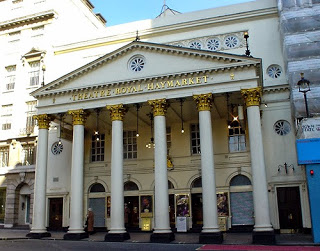 Fachada principal del teatro.