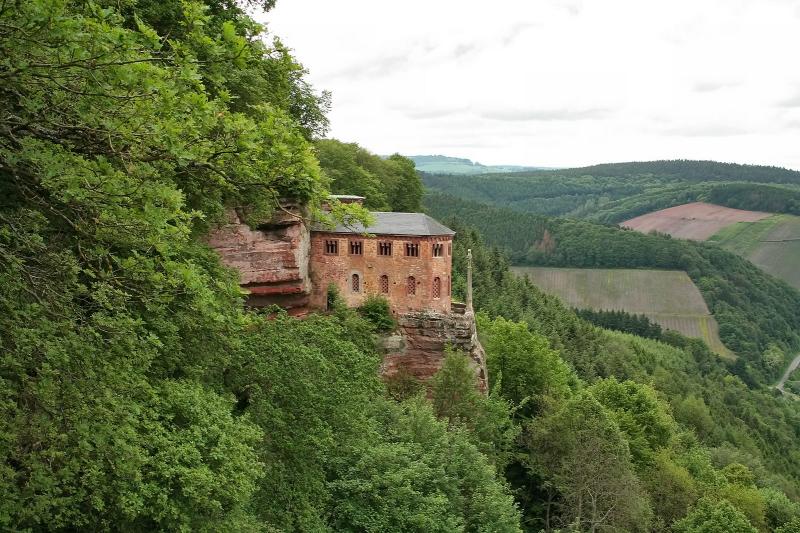 Reconstrucción del monasterio en Kastel-Staadt