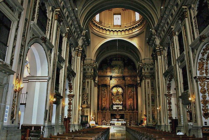 Interior de la Colegiata de San Isidro con el retablo reconstruído
