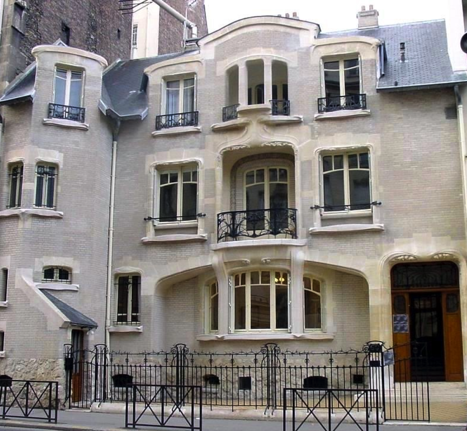 La façade sur la rue La Fontaine