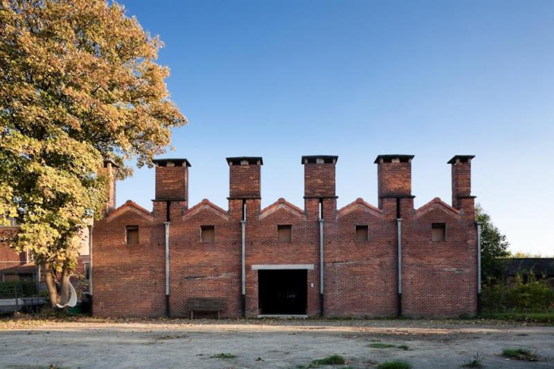 Antigua fábrica de ladrillos rehabilitada.
Entrada principal