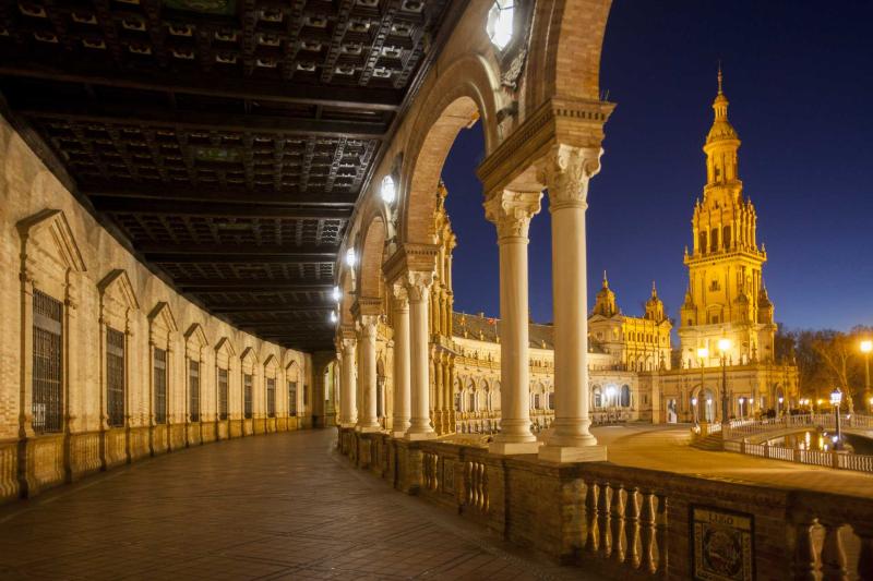 https://www.andalucia.org/es/sevilla-visitas-plaza-de-espana
