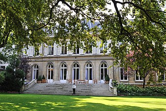 https://fr.wikipedia.org/wiki/H%C3%B4tel_de_Beauvau