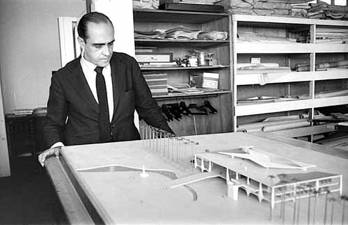 Niemeyer con la maqueta