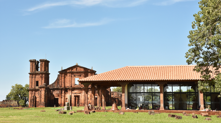 Vista del museo con asentamiento, semejanza de tonalidades
