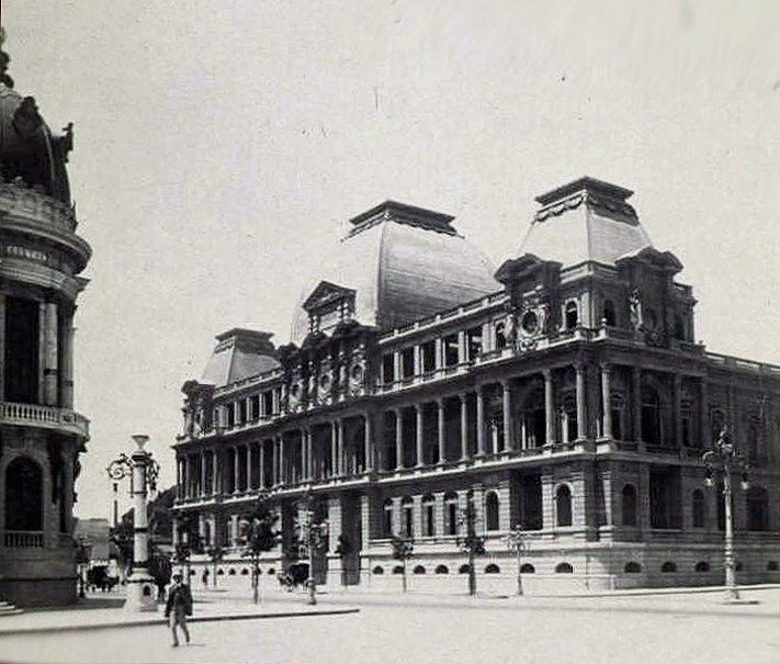 Museo Nacional de Bellas Artes de Brasil, antigua Escuela de Artes y Oficios; proyectado en 1908 por Adolfo Morales de los Ríos. Recuerda al museo del Louvre de París.