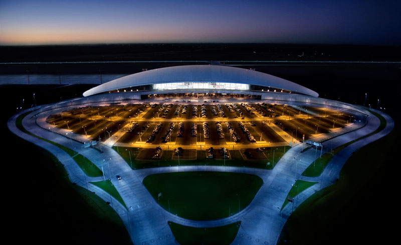 Aeropuerto Internacional de Carrasco. Vista frontal nocturna.