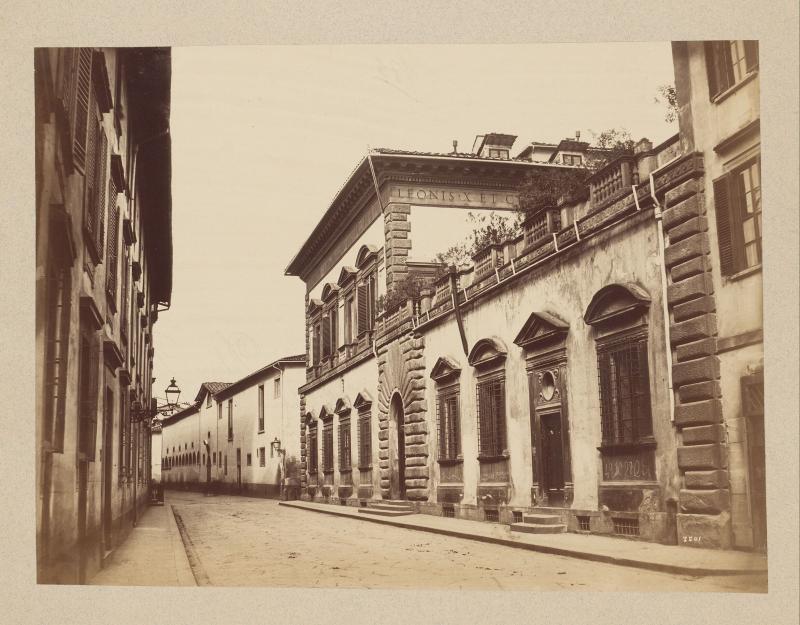 Una foto del Palacio Pandolfini construido en 1860, donde también se puede ver el taller del Oratorio de San Silvestro.
