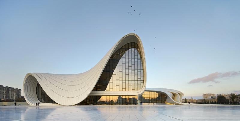 Hufton + Crow. HAC.Foto Exterior [Foto]. Plataforma Arquitectura.
https://www.plataformaarquitectura.cl/cl/02-310432/centro-heydar-aliyev-zaha-hadid-architects/52852152e8e44e8e7200015f-heydar-aliyev-center-zaha-hadid-architects-photo