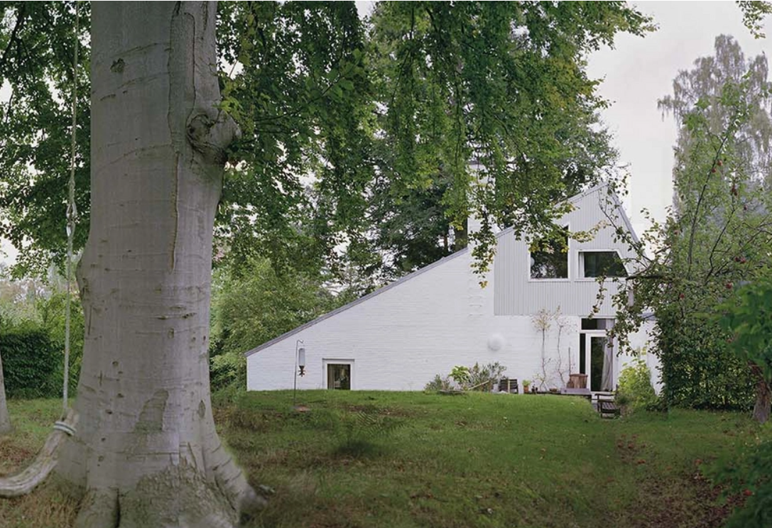 Motivo a dos aguas con ventanas expresionistas.
https://www.arkitekturbilleder.dk/bygning/simonys-hus-geelsvej-10