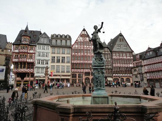 Frankfurt Histórica: Es la Frankfurt que nació junto al río Main, en la rivera de este río es donde se encuentran los inicios de la ciudad,que luego fue en aumento hasta llegar a la Frankfurt de hoy en día