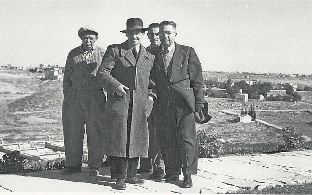 Sher Hiram, izquierda, junto con funcionarios del Ministerio de Defensa de Israel  en 1951. Arquitecto nacido en Budapest de origen judío que se le conoce con el nombre de Sigmund Kerekes. Líder del estilo moderno en Brno, Checoslovaquia, en los años treinta, que había huido del país después de la persecución alemana en marzo de 1939 y llegó a Palestina en 1942.