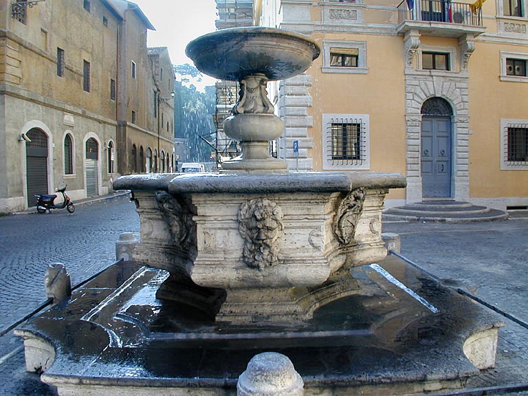 Fuentes en la plaza de Santa María in Campitelli