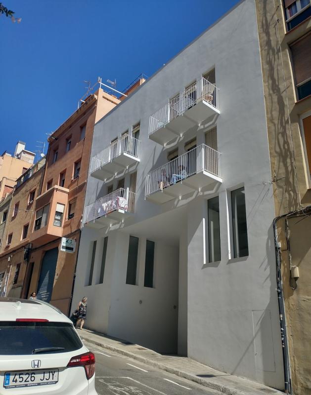 Edificio de viviendas en Barcelona. Calle Praga, 24