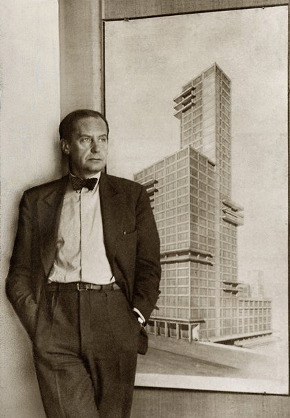 Walter Gropius con sus proyecto.