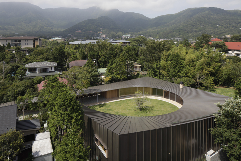 http://www.shigerubanarchitects.com/works/2013_sengokubara/