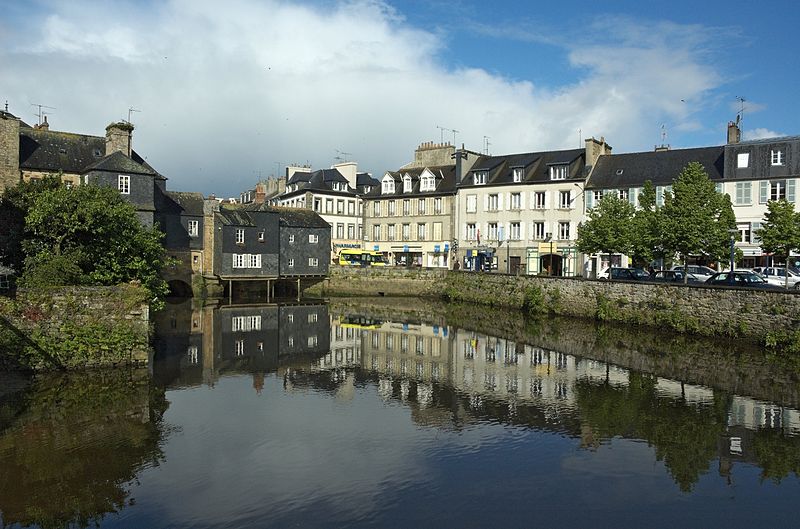 Pont de Rohan, el lado aguas arriba, en el río Elorn. Los edificios al otro lado del río se encuentran en la Rue de la Tour d'Auvergne. Landerneau, Finisterre, Bretaña, Francia