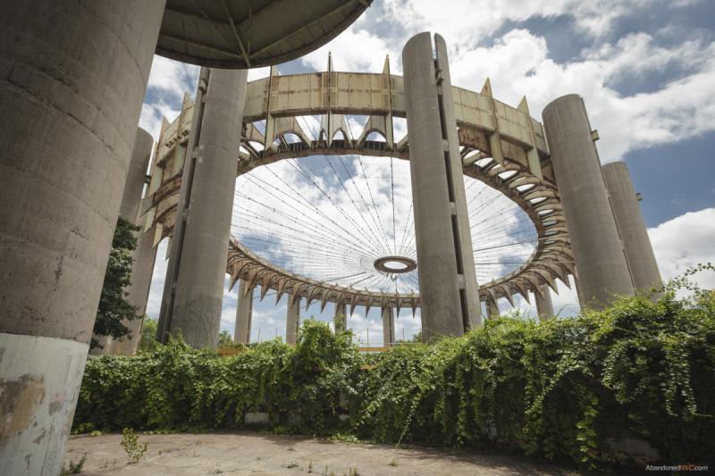 https://images.adsttc.com/media/images/5334/0d62/c07a/80cb/6b00/017e/large_jpg/Will_Ellis_Abandoned_NYC_Arch_Daily_Worlds_Fair_Pavilion_03.jpg?1395920218