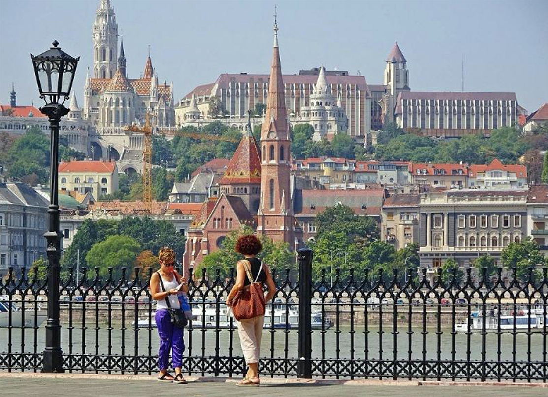 Bucarest. Vista desde el río de la Iglesia de Matías y Bastión de los pescadores.