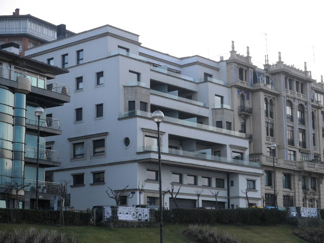 Escorzo del edificio, desde el Paseo de la Concha.  Posición noreste
