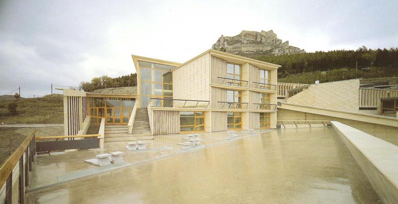 Escuela Hogar en Morella. Fachada de aulas.