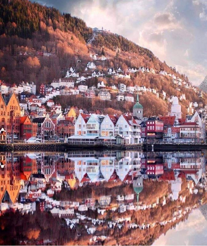 CASAS TRADICIONALES CON REFLEJO EN LAGO