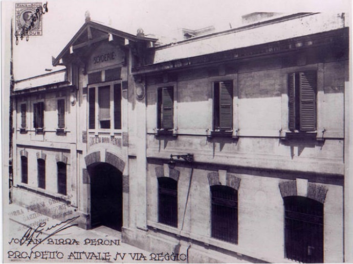 Fachada de la fábrica hacia Via Reggio Emilia en una postal de 1928.