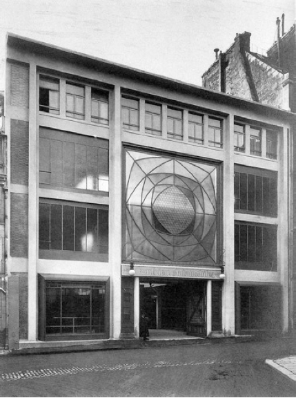Garage della Société Ponthieu - Automobiles, Parigi. Veduta della facciata in una foto d´epoca.