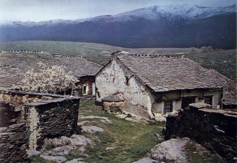 El Espinar (Guadalajara). En una comarca escondida, se encuentra un conjunto de pueblos (Campillejo, El Espinar, Campillo de Ranas y Majaelrayo) cuyos tipos de vivienda y otras construcciones populares vienen condicionados por las duras constantes climáticas de la zona (situada por encima de los 1500 metros de altura) y así mismo por el tipo de material de construcción que en ella se encuentra: una piedra de carácter pizarroso y oscura coloración que proporciona el material necesario tanto para la construcción de muros y vallados como para la confección de cubiertas.