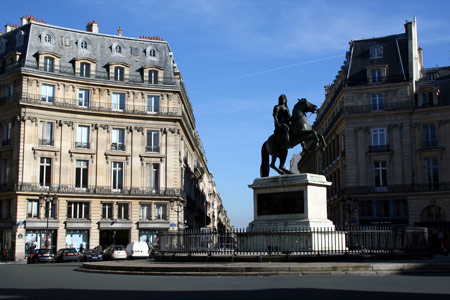 Plaza de las Victorias , de 1686; con una estatua posterior de 1828 sustituyendo a dos anteriores.