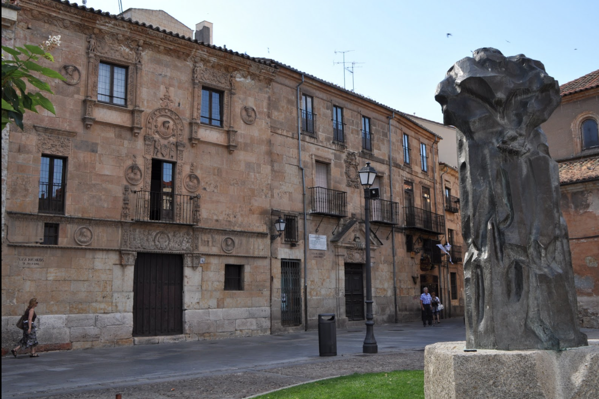 Fachada desde la plaza