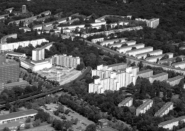 Complejo de la Siemensstadt. Martin Wagner encargó las obras a los arquitectos Hans Scharoun (quien realizó la planificación del conjunto), Walter Gropius, Hugo Häring, Otto Bartning, Fred Forbát y Paul Rudolf Henning