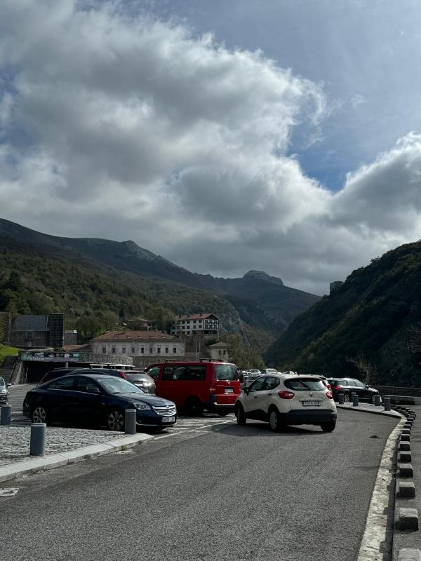 Vista lejana del Santuario desde el acceso por carretera