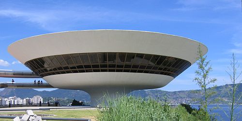 Vista lateral del Museo de Arte Contemporáneo de Niterói, Brasil.
