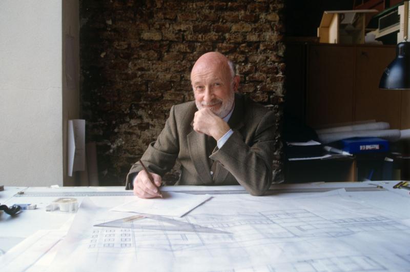 El arquiecto Vittorio Gregotti, en su estudio en 1996