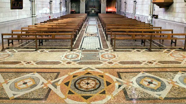 Altar, custodia, aparatos de iluminación y mosaico para el colegio de Jesús y María