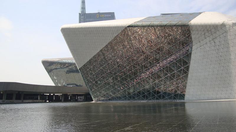 https://es.wikipedia.org/wiki/Zaha_Hadid#/media/File:Guangzhou_Opera_House(Near).JPG