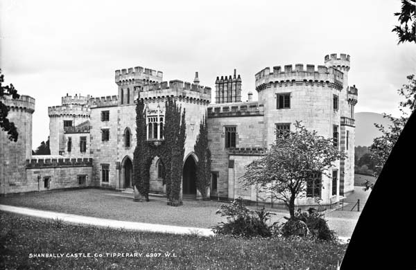 Alzado delantero del castillo. Fotografía entre 1880y 1914