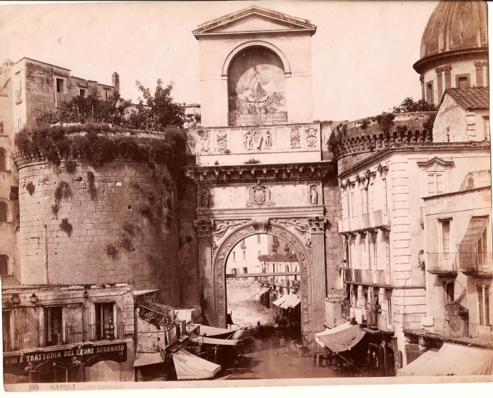 Puerta capuana en 1865.
http://commons.wikimedia.org/wiki/File:Sommer,_Giorgio_(1834-1914)-_Napoli,_1865_ca.jpg